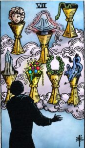 "Originele tarotkaart Bekers 7 uit het Rider-Waite deck, met een figuur die voor zeven bekers staat, elk gevuld met verschillende symbolen zoals een hoofd, een slang, een kasteel en schatten. Deze kaart staat symbool voor verleiding, keuzes en illusies, waarbij de figuur voor moeilijke beslissingen staat. De mystieke achtergrond met grijze wolken en een helderblauwe lucht benadrukt de verwarring en het potentieel dat deze keuzes met zich meebrengen."