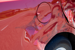 Auto met schade aan de zijkant door onoplettendheid